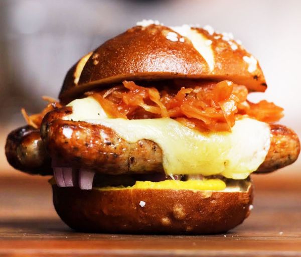 Բուրգեր սարդելկայով Թեյսթի Հաուս