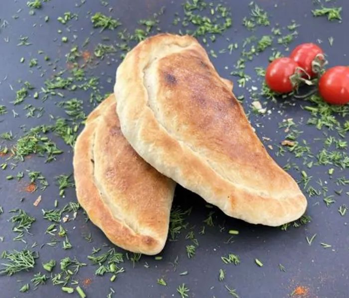 Փակ պիցցա Լուսին Թեյսթի Հաուս